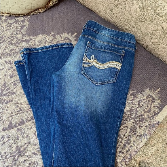 Rue 21 woman’s jeans size 5/6 medium wash - Picture 1 of 5